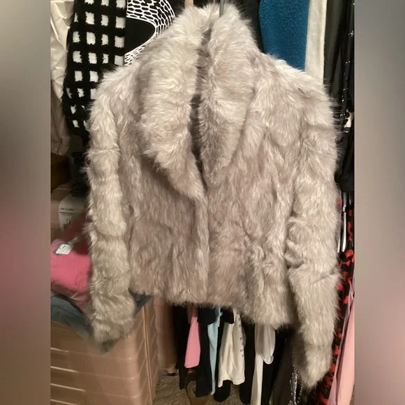 ✨ Faux Fur LUXE Cropped Jacket Khaki Crystal Accent Glam Luxe Sz S NWOT✨ - Picture 2 of 7
